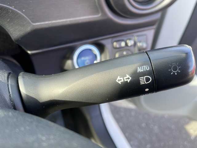 トヨタ アクア S 岩手県 2013(平25)年 7.2万km ライムホワイトパールクリスタルシャイン 純正メモリナビ/AM/FM/CD/DVD/Bluetooth/ワンセグTV/バックカメラ/ETC/衝突被害軽減ブレーキ/横滑り防止装置/オートライト/スマートキー/プッシュスタート/電動格納ミラー/純正15インチAW/取扱説明書