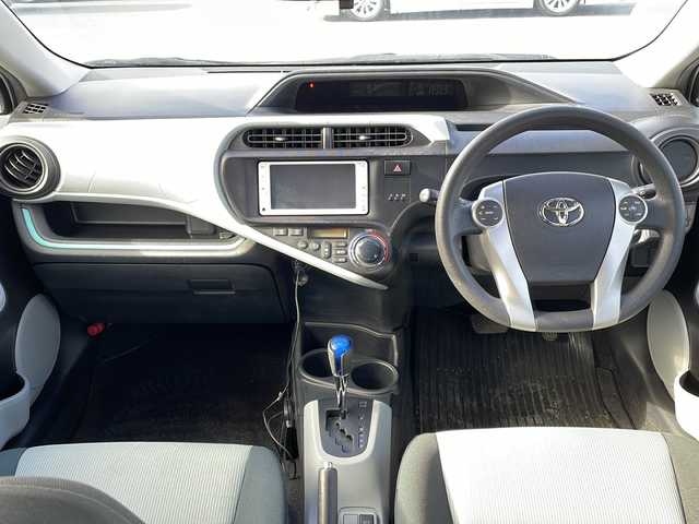 トヨタ アクア S 岩手県 2013(平25)年 7.2万km ライムホワイトパールクリスタルシャイン 純正メモリナビ/AM/FM/CD/DVD/Bluetooth/ワンセグTV/バックカメラ/ETC/衝突被害軽減ブレーキ/横滑り防止装置/オートライト/スマートキー/プッシュスタート/電動格納ミラー/純正15インチAW/取扱説明書