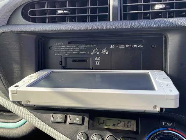 トヨタ アクア S 岩手県 2013(平25)年 7.2万km ライムホワイトパールクリスタルシャイン 純正メモリナビ/AM/FM/CD/DVD/Bluetooth/ワンセグTV/バックカメラ/ETC/衝突被害軽減ブレーキ/横滑り防止装置/オートライト/スマートキー/プッシュスタート/電動格納ミラー/純正15インチAW/取扱説明書