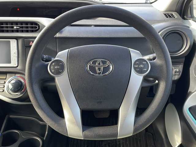 トヨタ アクア S 岩手県 2013(平25)年 7.2万km ライムホワイトパールクリスタルシャイン 純正メモリナビ/AM/FM/CD/DVD/Bluetooth/ワンセグTV/バックカメラ/ETC/衝突被害軽減ブレーキ/横滑り防止装置/オートライト/スマートキー/プッシュスタート/電動格納ミラー/純正15インチAW/取扱説明書