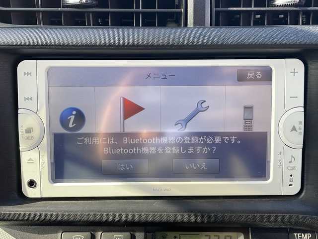 トヨタ アクア S 岩手県 2013(平25)年 7.2万km ライムホワイトパールクリスタルシャイン 純正メモリナビ/AM/FM/CD/DVD/Bluetooth/ワンセグTV/バックカメラ/ETC/衝突被害軽減ブレーキ/横滑り防止装置/オートライト/スマートキー/プッシュスタート/電動格納ミラー/純正15インチAW/取扱説明書