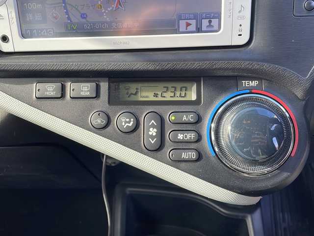 トヨタ アクア S 岩手県 2013(平25)年 7.2万km ライムホワイトパールクリスタルシャイン 純正メモリナビ/AM/FM/CD/DVD/Bluetooth/ワンセグTV/バックカメラ/ETC/衝突被害軽減ブレーキ/横滑り防止装置/オートライト/スマートキー/プッシュスタート/電動格納ミラー/純正15インチAW/取扱説明書