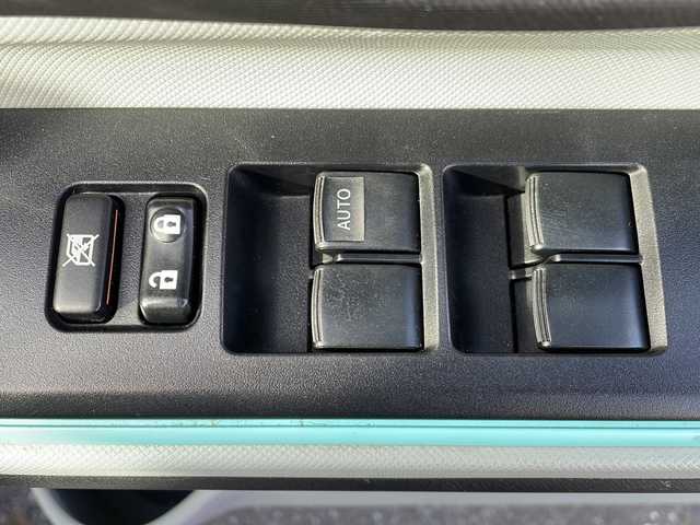 トヨタ アクア S 岩手県 2013(平25)年 7.2万km ライムホワイトパールクリスタルシャイン 純正メモリナビ/AM/FM/CD/DVD/Bluetooth/ワンセグTV/バックカメラ/ETC/衝突被害軽減ブレーキ/横滑り防止装置/オートライト/スマートキー/プッシュスタート/電動格納ミラー/純正15インチAW/取扱説明書