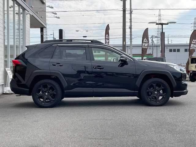 トヨタ ＲＡＶ４ アドベンチャー オフロードPKGⅡ 愛知県 2023(令5)年 1.8万km アティチュードブラックマイカ 純正10.5型ナビ/（Bluetooth/USB/Apple Car Play/Android Auto/Miracast/フルセグTV)/バックカメラ/ビルトインETC2.0/前席シートヒーター/シートベンチレーション/運転席パワーシート/ステアリングヒーター/BSM/LEDヘッドライト/オートライト/トヨタセーフティセンス/オートハイビーム/レーントレーシングアシスト/プリクラッシュセーフティ/レーダークルーズコントロール/クリアランスソナー/ダウンヒルアシストコントロール/MTモード付AT/電動パーキングブレーキ/オートブレーキホールド/プッシュスタート/スマートキー/スペアキー