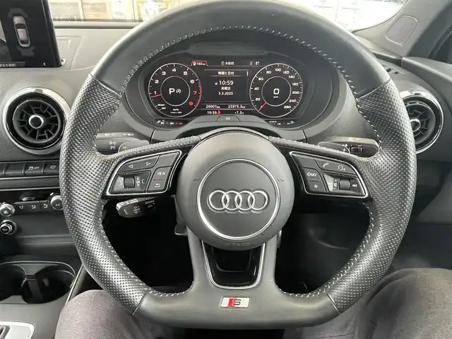 アウディ Ａ３ セダン 30TFSI スポーツ 大阪府 2019(令1)年 2.6万km 黒 ワンオーナー/Sラインパッケージ/メーカーSDナビ/フルセグTV.Bluetooth/バックカメラ/クルコン/パドルシフト/前席シートヒーター/運転席パワーシート/スマートキー/プッシュスタート/オートLEDヘッドライト/ドラレコ/ビルトインETC2.0/純正フロアマット/保証書.取説有り