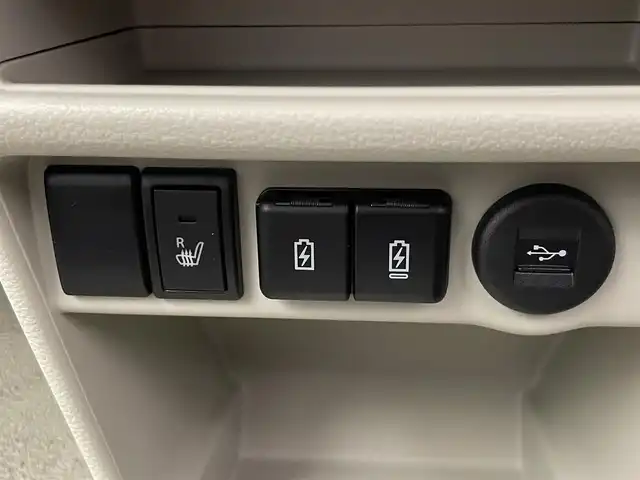 スズキ ラパン ＬＣ L 愛知県 2024(令6)年 0.3万km トラッドカーキメタリック 全方位モニター用カメラＰＫＧ装着車　デュアルカメラブレーキ　衝突軽減装置　車線逸脱　リヤパーキングセンサー　ＬＥＤオートライト　プッシュスタート　ハーフレザー　シートヒーター　純正フロアマット　禁煙車