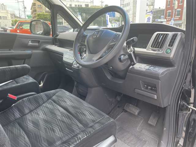 ホンダ ステップワゴン G インターナビコンフォートセレ 沖縄県 2013(平25)年 7.5万km クリスタルブラックパール (株)IDOMが運営する【じしゃロンコザ店】の自社ローン専用車両になりますこちらは現金またはオートローンご利用時の価格です。自社ローンご希望の方は別途その旨お申付け下さい/純正ナビ　/ＴＶ　/Ｂｌｕｅｔｏｏｔｈ接続　/バックカメラ　/ＥＴＣ　/ＣＤ／ＤＶＤ再生　/フリップダウンモニター　/両側パワースライドドア　/クルーズコントロール　/スマートキー　/スペアキー　/オートライト