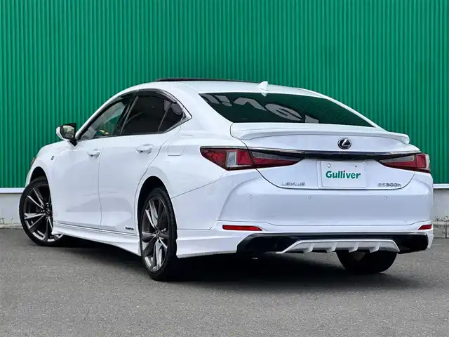 レクサス ＥＳ 300h Fスポーツ 宮城県 2019(平31)年 6.2万km ホワイトノーヴァガラスフレーク ブラインドスポットモニター/パーキングサポートブレーキ（後方接近車両）/カラーヘッドアップディスプレイ/＝＝＝/サンルーフ/TRDエアロ【F・S・R】/Lexus Safety System +/・プリクラッシュセーフティ/・レーントレーシングアシスト/・アダプティブハイビームシステム/・レーダークルーズコントロール/・ロードサインアシスト/・先行車発進告知機能/純正ナビ/【CD・DVD・SD・BT・USB・フルセグTV】/バックカメラ/L-tex（合皮）シート/シートヒーター／ベンチレーション/パワーシート（運転席メモリー機能付）/革巻きステアリング/ステアリングヒーター/パドルシフト/社外ドライブレコーダー/電動パーキングブレーキ/ブレーキホールド/LEDヘッドランプ/LEDフォグライト/オートライト/プッシュスタート/電動サンシェード（リア）/純正19インチAW/純正フロアマット/横滑り防止装置/スマートキー