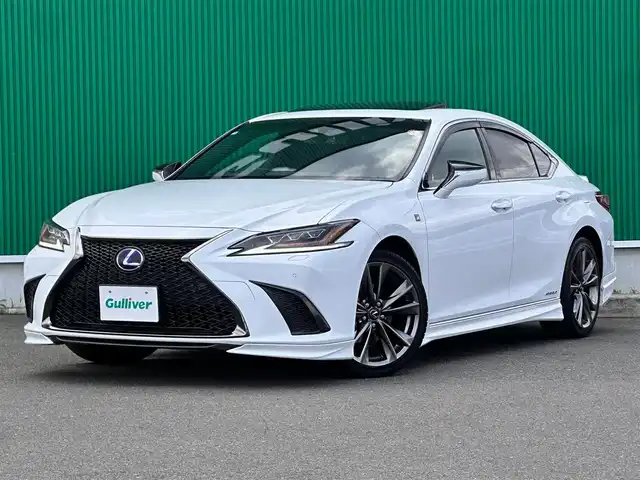 レクサス ＥＳ 300h Fスポーツ 宮城県 2019(平31)年 6.2万km ホワイトノーヴァガラスフレーク ブラインドスポットモニター/パーキングサポートブレーキ（後方接近車両）/カラーヘッドアップディスプレイ/＝＝＝/サンルーフ/TRDエアロ【F・S・R】/Lexus Safety System +/・プリクラッシュセーフティ/・レーントレーシングアシスト/・アダプティブハイビームシステム/・レーダークルーズコントロール/・ロードサインアシスト/・先行車発進告知機能/純正ナビ/【CD・DVD・SD・BT・USB・フルセグTV】/バックカメラ/L-tex（合皮）シート/シートヒーター／ベンチレーション/パワーシート（運転席メモリー機能付）/革巻きステアリング/ステアリングヒーター/パドルシフト/社外ドライブレコーダー/電動パーキングブレーキ/ブレーキホールド/LEDヘッドランプ/LEDフォグライト/オートライト/プッシュスタート/電動サンシェード（リア）/純正19インチAW/純正フロアマット/横滑り防止装置/スマートキー