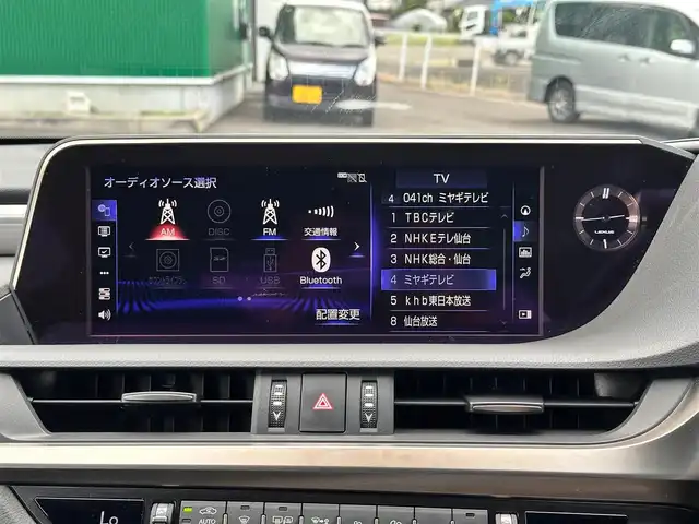 レクサス ＥＳ 300h Fスポーツ 宮城県 2019(平31)年 6.2万km ホワイトノーヴァガラスフレーク ブラインドスポットモニター/パーキングサポートブレーキ（後方接近車両）/カラーヘッドアップディスプレイ/＝＝＝/サンルーフ/TRDエアロ【F・S・R】/Lexus Safety System +/・プリクラッシュセーフティ/・レーントレーシングアシスト/・アダプティブハイビームシステム/・レーダークルーズコントロール/・ロードサインアシスト/・先行車発進告知機能/純正ナビ/【CD・DVD・SD・BT・USB・フルセグTV】/バックカメラ/L-tex（合皮）シート/シートヒーター／ベンチレーション/パワーシート（運転席メモリー機能付）/革巻きステアリング/ステアリングヒーター/パドルシフト/社外ドライブレコーダー/電動パーキングブレーキ/ブレーキホールド/LEDヘッドランプ/LEDフォグライト/オートライト/プッシュスタート/電動サンシェード（リア）/純正19インチAW/純正フロアマット/横滑り防止装置/スマートキー