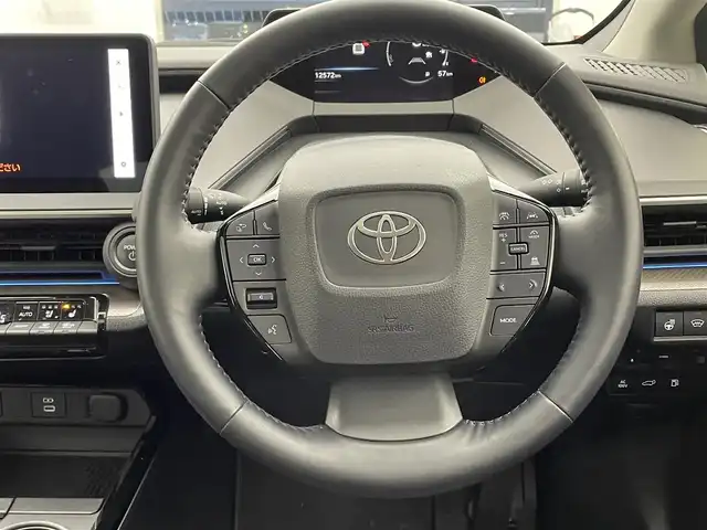 トヨタ プリウス Z 宮城県 2024(令6)年 1.3万km アティチュードブラックマイカ 4WD/寒冷地仕様/ヒーテッドフロントガラス/純正ナビ/(AM/FM/TV/BT/USB/Miracast)/バックカメラ/フロントカメラ/ビルトインETC2.0/デジタルインナーミラー/レザーシート/パワーシート/シートメモリー/シートヒーター/エアシート/ステアリングヒーター/レーダークルーズコントロール/プッシュスタート/スマートキー/オートライト/オートマチックハイビーム/LEDヘッドライト/ドアバイザー/純正フロアマット/純正19インチアルミホイール