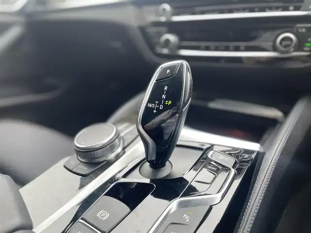 ＢＭＷ ５２３ｉ 栃木県 2018(平30)年 4.2万km 白 純正ナビ/(AM/FM/CD/DVD/Bluetooth/USB)/フルセグTV/全周囲カメラ /アンビエントライト /インテリジェントセーフティ /アダプティブクルーズコントロール /プッシュスタート /パワートランク /ヘッドアップディスプレイ /パワーシート/ミラーETC /コーナーセンサー