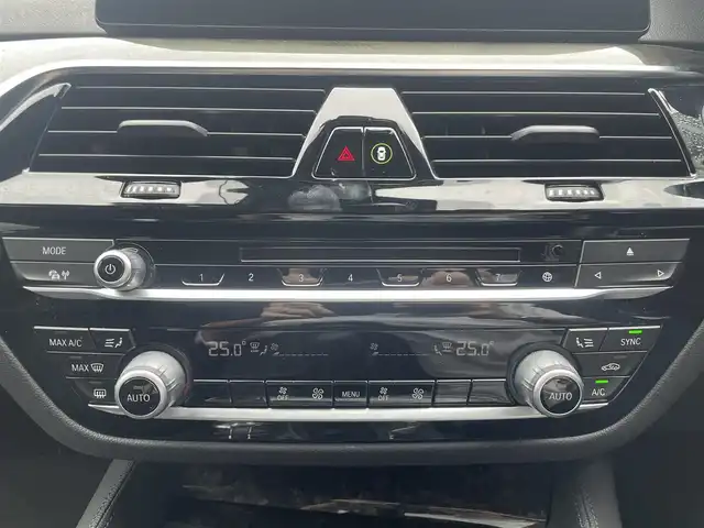 ＢＭＷ ５２３ｉ 栃木県 2018(平30)年 4.2万km 白 純正ナビ/(AM/FM/CD/DVD/Bluetooth/USB)/フルセグTV/全周囲カメラ /アンビエントライト /インテリジェントセーフティ /アダプティブクルーズコントロール /プッシュスタート /パワートランク /ヘッドアップディスプレイ /パワーシート/ミラーETC /コーナーセンサー