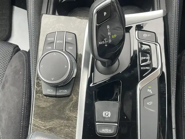 ＢＭＷ ５２３ｉ 栃木県 2018(平30)年 4.2万km 白 純正ナビ/(AM/FM/CD/DVD/Bluetooth/USB)/フルセグTV/全周囲カメラ /アンビエントライト /インテリジェントセーフティ /アダプティブクルーズコントロール /プッシュスタート /パワートランク /ヘッドアップディスプレイ /パワーシート/ミラーETC /コーナーセンサー