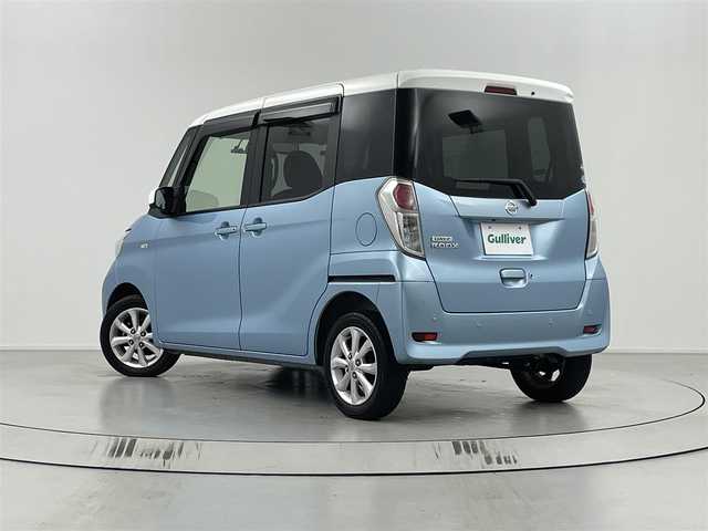 日産 デイズ ルークス X Vセレクション 埼玉県 2018(平30)年 5.7万km ホワイトソリッド/アイスブルー 純正ナビ　MM318D-W/バックカメラ/アラウンドビューモニター/前方ドライブレコーダー/ETC/両側パワースライドドア/アイドリングストップ/ステアリングリモコン/プッシュスタート/ロールサンシェード/純正フロアマット/純正ドアバイザー/純正14インチアルミホイール