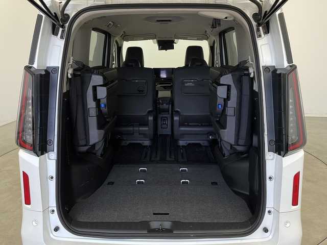 日産 セレナ ハイウェイスター V 新潟県 2023(令5)年 4.3万km プリズムホワイト 純正メモリナビ/純正LEDヘッドライト/デジタルインナーミラー/プロパイロット/パドルシフト/両側パワースライドドア/純正ビルトインETC/スマートキー/アラウンドビューモニター/フルセグTV/レーダークルーズコントロール/HDMI