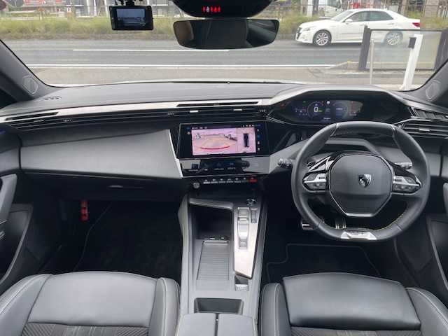 プジョー ３０８ SW GTハイブリッド 三重県 2022(令4)年 0.7万km パール レーンキープアシスト/ドライバーアテンションアラート/アクティブセーフティブレーキ/アクティブクルーズコントロール/レーンポジショニングアシスト/ブラインドスポットモニターロングレンジ/フロント/バックソナー/リアトラフィックアラート/パノラミックサンルーフ/360°ビジョン/純正メモリーナビゲーション/【Bluetooth/FM/AM】/ETC/前後ドライブレコーダー/ワイヤレス充電/パワーバックドア/パドルシフト/ステアリングヒーター/ハーフレザーシート/D席パワーシート/D/N席シートヒーター/オートライト/LEDヘッドランプ/225/40R18インチ純正AW/プッシュスタート/スマートキー/スペアキー/純正フロアマット