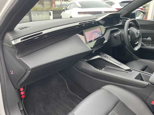 プジョー ３０８ SW GTハイブリッド 三重県 2022(令4)年 0.7万km パール レーンキープアシスト/ドライバーアテンションアラート/アクティブセーフティブレーキ/アクティブクルーズコントロール/レーンポジショニングアシスト/ブラインドスポットモニターロングレンジ/フロント/バックソナー/リアトラフィックアラート/パノラミックサンルーフ/360°ビジョン/純正メモリーナビゲーション/【Bluetooth/FM/AM】/ETC/前後ドライブレコーダー/ワイヤレス充電/パワーバックドア/パドルシフト/ステアリングヒーター/ハーフレザーシート/D席パワーシート/D/N席シートヒーター/オートライト/LEDヘッドランプ/225/40R18インチ純正AW/プッシュスタート/スマートキー/スペアキー/純正フロアマット