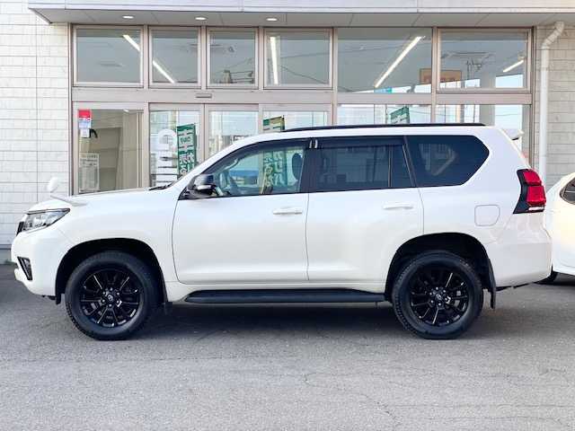 トヨタ ランドクルーザー プラド TX Lパッケージ ブラックED 青森県 2021(令3)年 2.2万km ホワイトパールクリスタルシャイン 寒冷地仕様/ワンオーナー/プリクラッシュセーフティ/アダプティブクルーズコントロール/オートマチックハイビーム/レーンアシスト/黒レザーシート/社外ナビ(BT/フルセグ/DVD/CD/ラジオ)/パワーシート(D/N)/バックカメラ/LEDヘッドライト/純正スマートキー一体型エンジンスターター /エアーシート/シートヒーター/ドライブレコーダー/トノカバー/オートライト/フォグライト/リヤフォグライト/ヘッドライトウォッシャー/スペアタイヤ/スペアキー/ETC/新車時保証書/取扱説明書