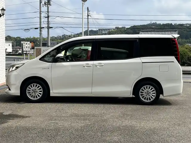 トヨタ ノア ハイブリッド X 高知県 2014(平26)年 13万km ホワイトパールクリスタルシャイン (株)IDOMが運営する【じしゃロン高知店】の自社ローン専用車両になります。こちらは現金またはオートローンご利用時の価格です。自社ローンご希望の方は別途その旨お申付け下さい