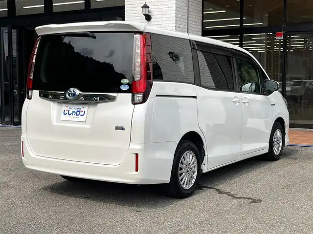 トヨタ ノア ハイブリッド X 高知県 2014(平26)年 13万km ホワイトパールクリスタルシャイン (株)IDOMが運営する【じしゃロン高知店】の自社ローン専用車両になります。こちらは現金またはオートローンご利用時の価格です。自社ローンご希望の方は別途その旨お申付け下さい