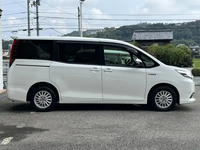 トヨタ ノア ハイブリッド X 高知県 2014(平26)年 13万km ホワイトパールクリスタルシャイン (株)IDOMが運営する【じしゃロン高知店】の自社ローン専用車両になります。こちらは現金またはオートローンご利用時の価格です。自社ローンご希望の方は別途その旨お申付け下さい