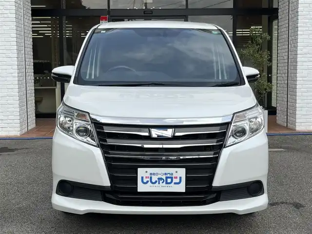 トヨタ ノア ハイブリッド X 高知県 2014(平26)年 13万km ホワイトパールクリスタルシャイン (株)IDOMが運営する【じしゃロン高知店】の自社ローン専用車両になります。こちらは現金またはオートローンご利用時の価格です。自社ローンご希望の方は別途その旨お申付け下さい