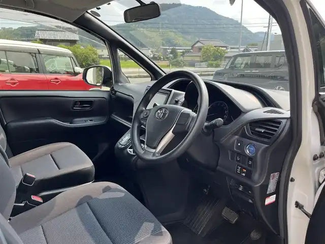 トヨタ ノア ハイブリッド X 高知県 2014(平26)年 13万km ホワイトパールクリスタルシャイン (株)IDOMが運営する【じしゃロン高知店】の自社ローン専用車両になります。こちらは現金またはオートローンご利用時の価格です。自社ローンご希望の方は別途その旨お申付け下さい