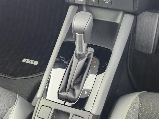 ホンダ フィット e:HEV RS 愛知県 2024(令6)年 0.2万km 黒 ホンダセンシング/　・衝突軽減ブレーキ/　・誤発進抑制機能/　・後方誤発進抑制機能/　・近距離衝突軽減ブレーキ/　・歩行者事故低減ステアリング/　・路外逸脱抑制機能/　・渋滞追従機能付アダプティブクルーズコントロール/　・車線維持支援システム/　・トラフィックジャムアシスト/　・先行車発進お知らせ機能/　・標識認識機能/　・オートハイビーム/純正ナビ/（Bluetooth/フルセグTV/USB）/バックカメラ/ETC2.0/ドライブレコーダー/ハーフレザー/オートライト/電子パーキング/オートホールド/ドアバイザー/純正フロアマット/パドルシフト/純正LEDライト
