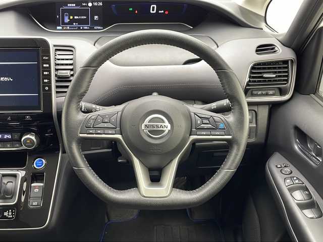 日産 セレナ e－パワー ハイウェイスター V 千葉県 2020(令2)年 4.3万km ブリリアントシルバー 衝突軽減ブレーキ/レーンキープアシスト/レーダークルーズコントロール/オートマチックハイビーム/純正SDナビ/（フルセグ/Bluetooth/CD/DVD/USB/FM/AM）/全方位カメラ/ETC/ドライブレコーダー（前のみ）/アイドリングストップ/ブラインドスポットモニター/デジタルインナーミラー/シートバックテーブル/LEDヘッドライト/フォグライト/純正フロアマット/純正サイドバイザー/電動格納ミラー/ロールサンシェード/W＋サイド＋カーテンエアバッグ