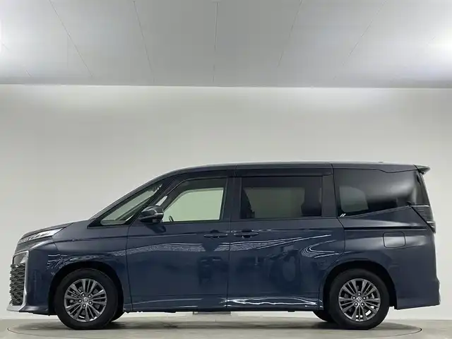 トヨタ ヴォクシー ハイブリッド 埼玉県 2022(令4)年 1.5万km マッシブグレー 純正８型ナビ　温シート　　ＢＳＭ　１００Ｖ電源　ＥＴＣ　バックカメラ 後席モニター ドライブレコーダー コーナーセンサー オートハイビーム レーダークルーズコントロール 両側パワースライドドア