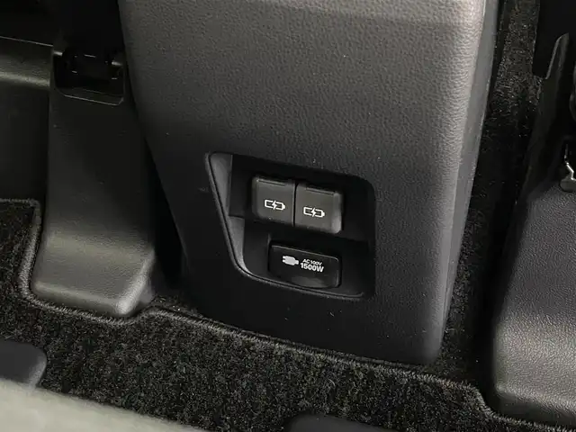 トヨタ ヴォクシー ハイブリッド 埼玉県 2022(令4)年 1.5万km マッシブグレー 純正８型ナビ　温シート　　ＢＳＭ　１００Ｖ電源　ＥＴＣ　バックカメラ 後席モニター ドライブレコーダー コーナーセンサー オートハイビーム レーダークルーズコントロール 両側パワースライドドア