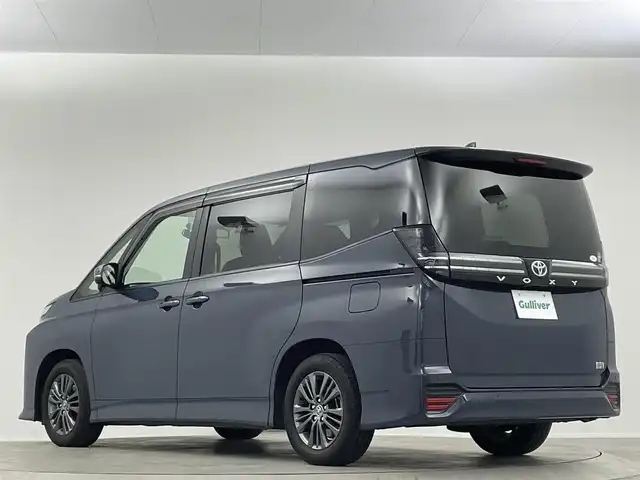 トヨタ ヴォクシー ハイブリッド 埼玉県 2022(令4)年 1.5万km マッシブグレー 純正８型ナビ　温シート　　ＢＳＭ　１００Ｖ電源　ＥＴＣ　バックカメラ 後席モニター ドライブレコーダー コーナーセンサー オートハイビーム レーダークルーズコントロール 両側パワースライドドア