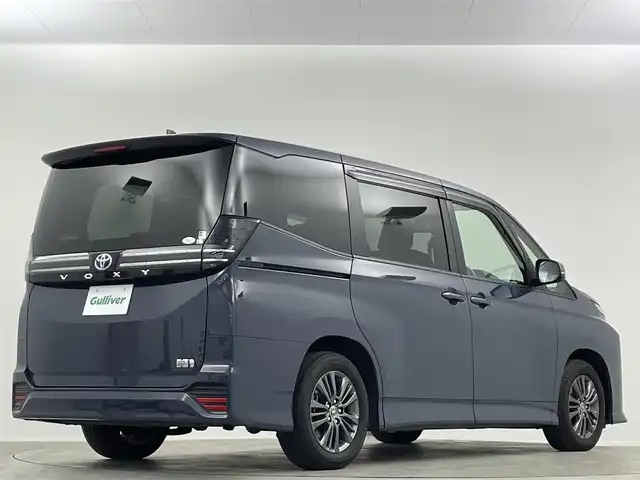 トヨタ ヴォクシー ハイブリッド 埼玉県 2022(令4)年 1.5万km マッシブグレー 純正８型ナビ　温シート　　ＢＳＭ　１００Ｖ電源　ＥＴＣ　バックカメラ 後席モニター ドライブレコーダー コーナーセンサー オートハイビーム レーダークルーズコントロール 両側パワースライドドア