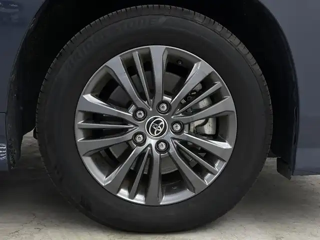 トヨタ ヴォクシー ハイブリッド 埼玉県 2022(令4)年 1.5万km マッシブグレー 純正８型ナビ　温シート　　ＢＳＭ　１００Ｖ電源　ＥＴＣ　バックカメラ 後席モニター ドライブレコーダー コーナーセンサー オートハイビーム レーダークルーズコントロール 両側パワースライドドア