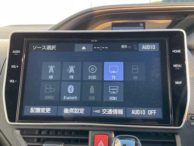 トヨタ エスクァイア Gi プレミアムパッケージ ブラックテーラード 千葉県 2020(令2)年 4.7万km ホワイトパールクリスタルシャイン 純正10インチメモリナビ/(フルセグTV/BT/CD/DVD/FM/AM)/衝突被害軽減システム/車線逸脱警報/バックカメラ/クルーズコントロール/フリップダウンモニター/両側パワースライドドア/横滑り防止装置/ETC/アイドリングストップ/LEDヘッドライト/フォグランプ/オートライト/ウィンカーミラー/電動格納ミラー/純正15インチAW/シートヒーター/シートリフター/ステアリングヒーター/プッシュスタート/スマートキー/フロアマット/スペアキー/保証書