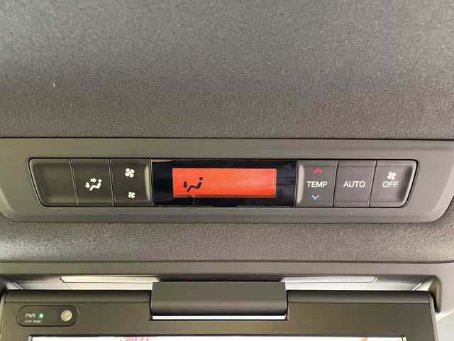 トヨタ エスクァイア Gi プレミアムパッケージ ブラックテーラード 千葉県 2020(令2)年 4.7万km ホワイトパールクリスタルシャイン 純正10インチメモリナビ/(フルセグTV/BT/CD/DVD/FM/AM)/衝突被害軽減システム/車線逸脱警報/バックカメラ/クルーズコントロール/フリップダウンモニター/両側パワースライドドア/横滑り防止装置/ETC/アイドリングストップ/LEDヘッドライト/フォグランプ/オートライト/ウィンカーミラー/電動格納ミラー/純正15インチAW/シートヒーター/シートリフター/ステアリングヒーター/プッシュスタート/スマートキー/フロアマット/スペアキー/保証書