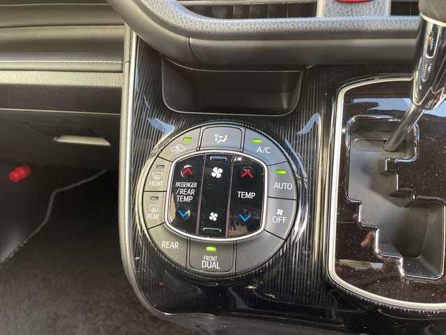 トヨタ エスクァイア Gi プレミアムパッケージ ブラックテーラード 千葉県 2020(令2)年 4.7万km ホワイトパールクリスタルシャイン 純正10インチメモリナビ/(フルセグTV/BT/CD/DVD/FM/AM)/衝突被害軽減システム/車線逸脱警報/バックカメラ/クルーズコントロール/フリップダウンモニター/両側パワースライドドア/横滑り防止装置/ETC/アイドリングストップ/LEDヘッドライト/フォグランプ/オートライト/ウィンカーミラー/電動格納ミラー/純正15インチAW/シートヒーター/シートリフター/ステアリングヒーター/プッシュスタート/スマートキー/フロアマット/スペアキー/保証書