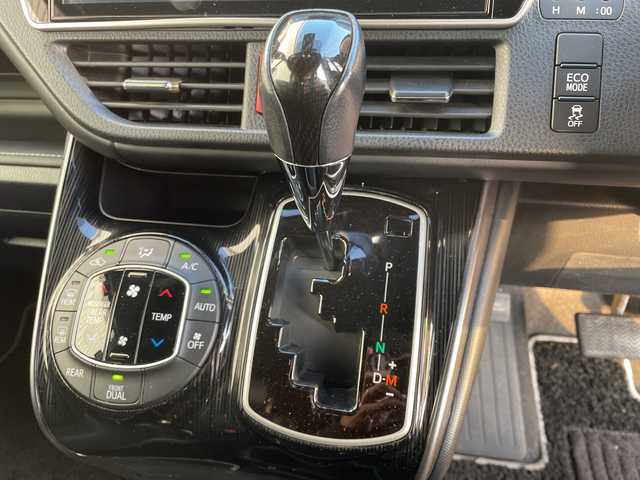 トヨタ エスクァイア Gi プレミアムパッケージ ブラックテーラード 千葉県 2020(令2)年 4.7万km ホワイトパールクリスタルシャイン 純正10インチメモリナビ/(フルセグTV/BT/CD/DVD/FM/AM)/衝突被害軽減システム/車線逸脱警報/バックカメラ/クルーズコントロール/フリップダウンモニター/両側パワースライドドア/横滑り防止装置/ETC/アイドリングストップ/LEDヘッドライト/フォグランプ/オートライト/ウィンカーミラー/電動格納ミラー/純正15インチAW/シートヒーター/シートリフター/ステアリングヒーター/プッシュスタート/スマートキー/フロアマット/スペアキー/保証書