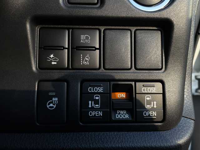 トヨタ エスクァイア Gi プレミアムパッケージ ブラックテーラード 千葉県 2020(令2)年 4.7万km ホワイトパールクリスタルシャイン 純正10インチメモリナビ/(フルセグTV/BT/CD/DVD/FM/AM)/衝突被害軽減システム/車線逸脱警報/バックカメラ/クルーズコントロール/フリップダウンモニター/両側パワースライドドア/横滑り防止装置/ETC/アイドリングストップ/LEDヘッドライト/フォグランプ/オートライト/ウィンカーミラー/電動格納ミラー/純正15インチAW/シートヒーター/シートリフター/ステアリングヒーター/プッシュスタート/スマートキー/フロアマット/スペアキー/保証書