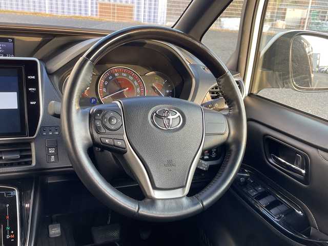 トヨタ エスクァイア Gi プレミアムパッケージ ブラックテーラード 千葉県 2020(令2)年 4.7万km ホワイトパールクリスタルシャイン 純正10インチメモリナビ/(フルセグTV/BT/CD/DVD/FM/AM)/衝突被害軽減システム/車線逸脱警報/バックカメラ/クルーズコントロール/フリップダウンモニター/両側パワースライドドア/横滑り防止装置/ETC/アイドリングストップ/LEDヘッドライト/フォグランプ/オートライト/ウィンカーミラー/電動格納ミラー/純正15インチAW/シートヒーター/シートリフター/ステアリングヒーター/プッシュスタート/スマートキー/フロアマット/スペアキー/保証書