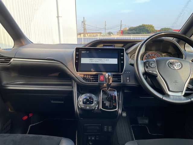 トヨタ エスクァイア Gi プレミアムパッケージ ブラックテーラード 千葉県 2020(令2)年 4.7万km ホワイトパールクリスタルシャイン 純正10インチメモリナビ/(フルセグTV/BT/CD/DVD/FM/AM)/衝突被害軽減システム/車線逸脱警報/バックカメラ/クルーズコントロール/フリップダウンモニター/両側パワースライドドア/横滑り防止装置/ETC/アイドリングストップ/LEDヘッドライト/フォグランプ/オートライト/ウィンカーミラー/電動格納ミラー/純正15インチAW/シートヒーター/シートリフター/ステアリングヒーター/プッシュスタート/スマートキー/フロアマット/スペアキー/保証書