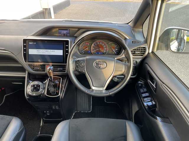 トヨタ エスクァイア Gi プレミアムパッケージ ブラックテーラード 千葉県 2020(令2)年 4.7万km ホワイトパールクリスタルシャイン 純正10インチメモリナビ/(フルセグTV/BT/CD/DVD/FM/AM)/衝突被害軽減システム/車線逸脱警報/バックカメラ/クルーズコントロール/フリップダウンモニター/両側パワースライドドア/横滑り防止装置/ETC/アイドリングストップ/LEDヘッドライト/フォグランプ/オートライト/ウィンカーミラー/電動格納ミラー/純正15インチAW/シートヒーター/シートリフター/ステアリングヒーター/プッシュスタート/スマートキー/フロアマット/スペアキー/保証書