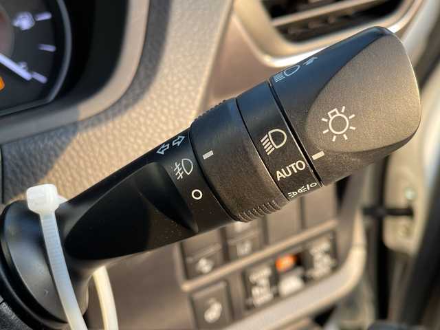 トヨタ エスクァイア Gi プレミアムパッケージ ブラックテーラード 千葉県 2020(令2)年 4.7万km ホワイトパールクリスタルシャイン 純正10インチメモリナビ/(フルセグTV/BT/CD/DVD/FM/AM)/衝突被害軽減システム/車線逸脱警報/バックカメラ/クルーズコントロール/フリップダウンモニター/両側パワースライドドア/横滑り防止装置/ETC/アイドリングストップ/LEDヘッドライト/フォグランプ/オートライト/ウィンカーミラー/電動格納ミラー/純正15インチAW/シートヒーター/シートリフター/ステアリングヒーター/プッシュスタート/スマートキー/フロアマット/スペアキー/保証書