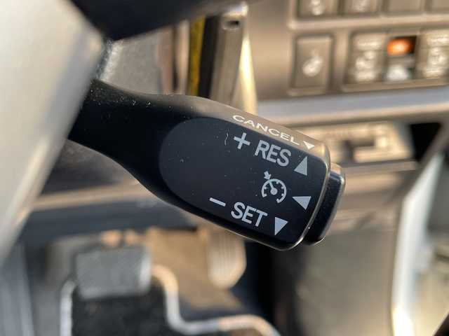 トヨタ エスクァイア Gi プレミアムパッケージ ブラックテーラード 千葉県 2020(令2)年 4.7万km ホワイトパールクリスタルシャイン 純正10インチメモリナビ/(フルセグTV/BT/CD/DVD/FM/AM)/衝突被害軽減システム/車線逸脱警報/バックカメラ/クルーズコントロール/フリップダウンモニター/両側パワースライドドア/横滑り防止装置/ETC/アイドリングストップ/LEDヘッドライト/フォグランプ/オートライト/ウィンカーミラー/電動格納ミラー/純正15インチAW/シートヒーター/シートリフター/ステアリングヒーター/プッシュスタート/スマートキー/フロアマット/スペアキー/保証書