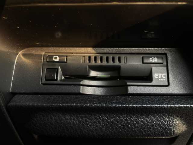 トヨタ エスクァイア Gi プレミアムパッケージ ブラックテーラード 千葉県 2020(令2)年 4.7万km ホワイトパールクリスタルシャイン 純正10インチメモリナビ/(フルセグTV/BT/CD/DVD/FM/AM)/衝突被害軽減システム/車線逸脱警報/バックカメラ/クルーズコントロール/フリップダウンモニター/両側パワースライドドア/横滑り防止装置/ETC/アイドリングストップ/LEDヘッドライト/フォグランプ/オートライト/ウィンカーミラー/電動格納ミラー/純正15インチAW/シートヒーター/シートリフター/ステアリングヒーター/プッシュスタート/スマートキー/フロアマット/スペアキー/保証書