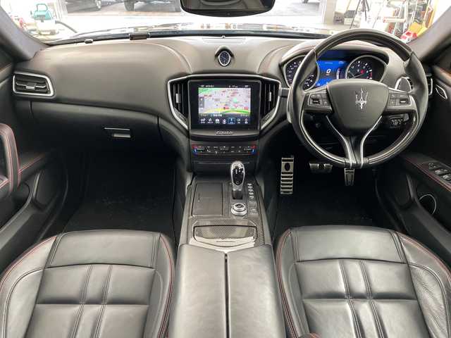 マセラティ ギブリ S グランスポーツ 兵庫県 2018(平30)年 8万km 黒 ・純正ナビ(BT/TV/SD/USB/AUX)/・全方位カメラ/・サンルーフ/・衝突軽減ブレーキ/・アダプティブクルーズコントロール/・ブレーキアシスト/・トラクションコントロール/・前席シートベルトプリテンショナー/・前後コーナーセンサー/・EBM（エキゾースト・バイパス・モジュール）/・オートマチックハイビーム/・車線保持アシスト/・死角アシスト/・前方衝突警告/・アイドリングストップ/・パドルシフト/・革シート/・前席パワーシート/・前席シートヒーター/・前方ドラレコ/・ETC/・LEDヘッドライト/・純正アルミホイール/・電動リアゲート/・パーキングアシスト/・リヤサンシャード