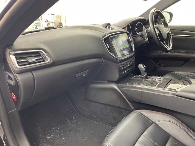 マセラティ ギブリ S グランスポーツ 兵庫県 2018(平30)年 8万km 黒 ・純正ナビ(BT/TV/SD/USB/AUX)/・全方位カメラ/・サンルーフ/・衝突軽減ブレーキ/・アダプティブクルーズコントロール/・ブレーキアシスト/・トラクションコントロール/・前席シートベルトプリテンショナー/・前後コーナーセンサー/・EBM（エキゾースト・バイパス・モジュール）/・オートマチックハイビーム/・車線保持アシスト/・死角アシスト/・前方衝突警告/・アイドリングストップ/・パドルシフト/・革シート/・前席パワーシート/・前席シートヒーター/・前方ドラレコ/・ETC/・LEDヘッドライト/・純正アルミホイール/・電動リアゲート/・パーキングアシスト/・リヤサンシャード