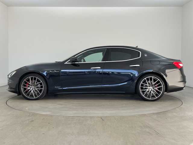 マセラティ ギブリ S グランスポーツ 兵庫県 2018(平30)年 8万km 黒 ・純正ナビ(BT/TV/SD/USB/AUX)/・全方位カメラ/・サンルーフ/・衝突軽減ブレーキ/・アダプティブクルーズコントロール/・ブレーキアシスト/・トラクションコントロール/・前席シートベルトプリテンショナー/・前後コーナーセンサー/・EBM（エキゾースト・バイパス・モジュール）/・オートマチックハイビーム/・車線保持アシスト/・死角アシスト/・前方衝突警告/・アイドリングストップ/・パドルシフト/・革シート/・前席パワーシート/・前席シートヒーター/・前方ドラレコ/・ETC/・LEDヘッドライト/・純正アルミホイール/・電動リアゲート/・パーキングアシスト/・リヤサンシャード