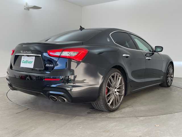 マセラティ ギブリ S グランスポーツ 兵庫県 2018(平30)年 8万km 黒 ・純正ナビ(BT/TV/SD/USB/AUX)/・全方位カメラ/・サンルーフ/・衝突軽減ブレーキ/・アダプティブクルーズコントロール/・ブレーキアシスト/・トラクションコントロール/・前席シートベルトプリテンショナー/・前後コーナーセンサー/・EBM（エキゾースト・バイパス・モジュール）/・オートマチックハイビーム/・車線保持アシスト/・死角アシスト/・前方衝突警告/・アイドリングストップ/・パドルシフト/・革シート/・前席パワーシート/・前席シートヒーター/・前方ドラレコ/・ETC/・LEDヘッドライト/・純正アルミホイール/・電動リアゲート/・パーキングアシスト/・リヤサンシャード